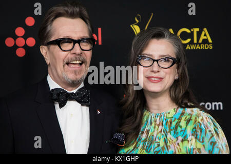Los Angeles, USA. 5. Januar, 2018. Gary Oldman und Frau Gisele Schmidt posieren für die Fotografen bei der Ankunft an der 7. jährlichen AACTA internationale Auszeichnungen im Avalon am Freitag, Januar 5, 2018, in Los Angeles Quelle: Gtres Información más Comuniación auf Linie, S.L./Alamy leben Nachrichten Stockfoto