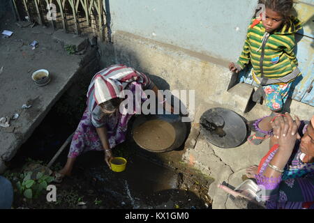 North Kolkata, Indien. 06. Januar 2018. Auf der Suche nach Gold. Nicht identifizierte Frauen sammeln Dreck ablassen und Waschen für Reste von Goldstaub für das Leben zu verkaufen. In Sinthi mehr, Dumdum, Kolkata tausende von Goldschmiede arbeiten rund um die Uhr Gold Schmuck und Gold Stäube, die aus jedem solchen Workstation in der lokalen Ablassen kommt durch zahlreiche solche Fachleute gesammelt wird. Credit: Rupa Ghosh/Alamy Leben Nachrichten. Stockfoto