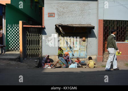 North Kolkata, Indien. 06. Januar 2018. Auf der Suche nach Gold. Nicht identifizierte Frauen sammeln Dreck ablassen und Waschen für Reste von Goldstaub für das Leben zu verkaufen. In Sinthi mehr, Dumdum, Kolkata tausende von Goldschmiede arbeiten rund um die Uhr Gold Schmuck und Gold Stäube, die aus jedem solchen Workstation in der lokalen Ablassen kommt durch zahlreiche solche Fachleute gesammelt wird. Credit: Rupa Ghosh/Alamy Leben Nachrichten. Stockfoto