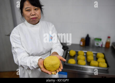 Changchung, China. 6. Januar, 2018. (180106) - CHANGCHUN, Januar 6, 2018 (Xinhua) - Gedämpfte Brötchen mit Vitamine und Mineralstoffe sind für die pandas im Panda Halle der Sibirischen Tiger Park in Changchun, im Nordosten Chinas in der Provinz Jilin, Jan. 5, 2018. Lokale Temperatur fiel bis 15 Grad unter null Grad Celsius nach anlässlich des 'Xiaohan' (weniger kalt), der 23 der 24 solar. Quelle: Xinhua/Alamy leben Nachrichten Stockfoto