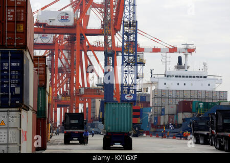 (180106) -- YONGON, Januar 6, 2018 (Xinhua) - Foto auf Jan. 6, 2018 zeigt container Krane und Lkws im Myanmar Industrial Port in Yangon, Myanmar. Myanmars Außenhandel litt 3,27 Milliarden US-Dollar "Handel Defizit in den ersten drei Quartalen des Geschäftsjahres 2017-18 (April-March), ein Anstieg von über 368.79 Mio. Dollar entsprechend gegen 2016-17. (Xinhua / U Aung) Stockfoto