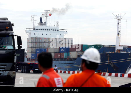 (180106) -- YONGON, Januar 6, 2018 (Xinhua) - Foto auf Jan. 6, 2018 zeigt ein Frachtschiff im Myanmar Industrial Port in Yangon, Myanmar. Myanmars Außenhandel litt 3,27 Milliarden US-Dollar "Handel Defizit in den ersten drei Quartalen des Geschäftsjahres 2017-18 (April-March), ein Anstieg von über 368.79 Mio. Dollar entsprechend gegen 2016-17. (Xinhua / U Aung) Stockfoto