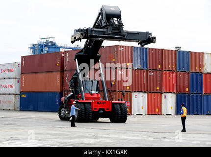 (180106) -- YONGON, Januar 6, 2018 (Xinhua) - Arbeitnehmer führen einen Containerkran am Myanmar industrielle Hafen in Yangon, Myanmar, Jan. 6, 2018. Myanmars Außenhandel litt 3,27 Milliarden US-Dollar "Handel Defizit in den ersten drei Quartalen des Geschäftsjahres 2017-18 (April-March), ein Anstieg von über 368.79 Mio. Dollar entsprechend gegen 2016-17. (Xinhua / U Aung) Stockfoto