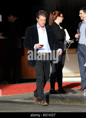 Beverly Hills, Vereinigte Staaten. 05 Jan, 2018. Hugh Grant verlassen des AFI-Award Mittagessen im Four Seasons Hotel in Beverly Hills. Am Januar 05, 2018 Credit: Gtres Información más Comuniación auf Linie, S.L./Alamy leben Nachrichten Stockfoto