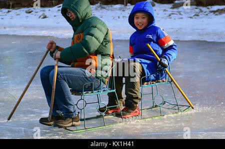 Changchun, Jilin Provinz Chinas. 6. Januar, 2018. Kinder spielen an einer Eisbahn mit ihren Eltern während des ersten Tages der Winter Urlaub im Kinderpark in Changchun, Hauptstadt der Provinz Jilin im Nordosten Chinas, Jan. 6, 2018. Bild: Lin Hong/Xinhua/Alamy leben Nachrichten Stockfoto