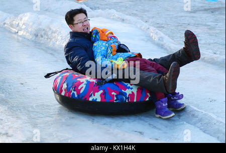 Changchun, Jilin Provinz Chinas. 6. Januar, 2018. Kinder spielen an einer Eisbahn mit ihren Eltern während des ersten Tages der Winter Urlaub im Kinderpark in Changchun, Hauptstadt der Provinz Jilin im Nordosten Chinas, Jan. 6, 2018. Bild: Lin Hong/Xinhua/Alamy leben Nachrichten Stockfoto