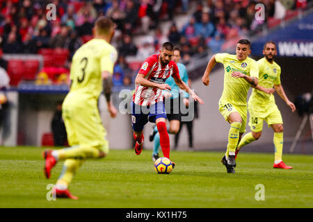 Yannick Carrasco (Atletico de Madrid). Mauro Arambarri (Getafe CF), die in der Tätigkeit während der La Liga Match zwischen Atletico de Madrid gegen Getafe CF Wanda Metropolitano Stadion in Madrid, Spanien, 6. Januar 2018. Credit: Gtres Información más Comuniación auf Linie, S.L./Alamy leben Nachrichten Stockfoto