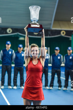 Shenzhen, China. 6. Januar, 2018. Simona Halep von Rumänien feiert mit der Trophäe nach dem Finale gegen Katerina Siniakova der Tschechischen Republik auf der WTA Shenzhen Open Tennis Turnier in Shenzhen, China, Jan. 6, 2018. Simona Halep gewann 2-1. Credit: Mao Siqian/Xinhua/Alamy leben Nachrichten Stockfoto
