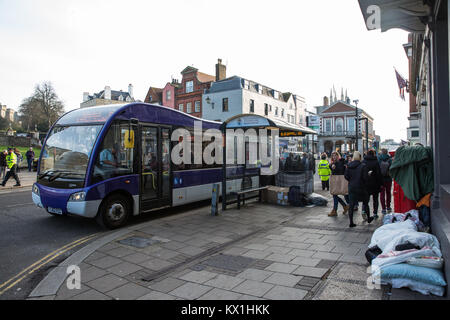 Windsor, Großbritannien. 6. Januar, 2018. Volk Obdachlose schlafen unter einer Bushaltestelle und in der Straße gegenüber von Schloss Windsor. Credit: Mark Kerrison/Alamy leben Nachrichten Stockfoto