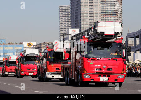 Tokio, Japan. 6. Januar, 2018. Tokyo Metropolitan der Feuerwehr Lkw squad März im neuen Jahr Feuer in Tokio am Samstag, 6. Januar 2018. Rund 2.800 Tokyo Metropolitan Feuerwehr Mitglieder und 150 Fahrzeuge nahmen die jährliche Veranstaltung. Credit: Yoshio Tsunoda/LBA/Alamy leben Nachrichten Stockfoto