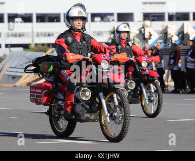 Tokio, Japan. 6. Januar, 2018. Tokyo Metropolitan der Feuerwehr Motorrad Gruppe März im neuen Jahr Feuer in Tokio am Samstag, 6. Januar 2018. Rund 2.800 Tokyo Metropolitan Feuerwehr Mitglieder und 150 Fahrzeuge nahmen die jährliche Veranstaltung. Credit: Yoshio Tsunoda/LBA/Alamy leben Nachrichten Stockfoto