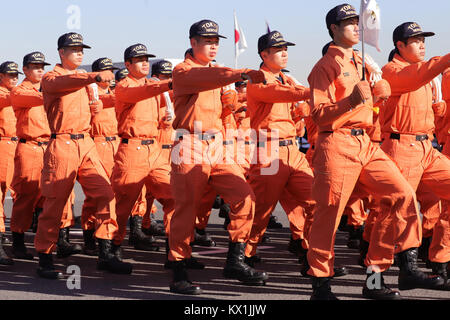 Tokio, Japan. 6. Januar, 2018. Tokyo Metropolitan der Feuerwehr Rescue Squad März im neuen Jahr Feuer in Tokio am Samstag, 6. Januar 2018. Rund 2.800 Tokyo Metropolitan Feuerwehr Mitglieder und 150 Fahrzeuge nahmen die jährliche Veranstaltung. Credit: Yoshio Tsunoda/LBA/Alamy leben Nachrichten Stockfoto