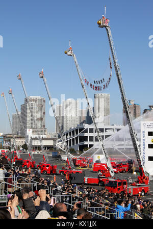 Tokio, Japan. 6. Januar, 2018. Tokyo Metropolitan Feuerwehr Mitglieder durch eine Löschübung im Neuen Jahr Feuer in Tokio am Samstag, 6. Januar 2018. Rund 2.800 Tokyo Metropolitan Feuerwehr Mitglieder und 150 Fahrzeuge nahmen die jährliche Veranstaltung. Credit: Yoshio Tsunoda/LBA/Alamy leben Nachrichten Stockfoto