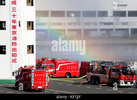 Tokio, Japan. 6. Januar, 2018. Tokyo Metropolitan Feuerwehr Mitglieder durch eine Löschübung im Neuen Jahr Feuer in Tokio am Samstag, 6. Januar 2018. Rund 2.800 Tokyo Metropolitan Feuerwehr Mitglieder und 150 Fahrzeuge nahmen die jährliche Veranstaltung. Credit: Yoshio Tsunoda/LBA/Alamy leben Nachrichten Stockfoto