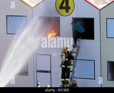 Tokio, Japan. 6. Januar, 2018. Tokyo Metropolitan Feuerwehr Mitglieder durch eine Löschübung im Neuen Jahr Feuer in Tokio am Samstag, 6. Januar 2018. Rund 2.800 Tokyo Metropolitan Feuerwehr Mitglieder und 150 Fahrzeuge nahmen die jährliche Veranstaltung. Credit: Yoshio Tsunoda/LBA/Alamy leben Nachrichten Stockfoto