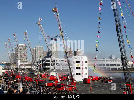 Tokio, Japan. 6. Januar, 2018. Tokyo Metropolitan Feuerwehr Mitglieder durch eine Löschübung im Neuen Jahr Feuer in Tokio am Samstag, 6. Januar 2018. Rund 2.800 Tokyo Metropolitan Feuerwehr Mitglieder und 150 Fahrzeuge nahmen die jährliche Veranstaltung. Credit: Yoshio Tsunoda/LBA/Alamy leben Nachrichten Stockfoto