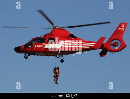 Tokio, Japan. 6. Januar, 2018. Tokyo Metropolitan der Feuerwehr Hubschrauber verbindet eine Löschübung im Neuen Jahr Feuer in Tokio am Samstag, 6. Januar 2018. Rund 2.800 Tokyo Metropolitan Feuerwehr Mitglieder und 150 Fahrzeuge nahmen die jährliche Veranstaltung. Credit: Yoshio Tsunoda/LBA/Alamy leben Nachrichten Stockfoto