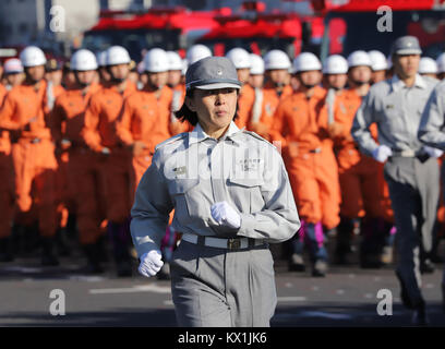 Tokio, Japan. 6. Januar, 2018. Tokyo Metropolitan der Feuerwehr Krankenwagen und Rescue Squad März im neuen Jahr Feuer in Tokio am Samstag, 6. Januar 2018. Rund 2.800 Tokyo Metropolitan Feuerwehr Mitglieder und 150 Fahrzeuge nahmen die jährliche Veranstaltung. Credit: Yoshio Tsunoda/LBA/Alamy leben Nachrichten Stockfoto