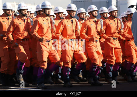 Tokio, Japan. 6. Januar, 2018. Tokyo Metropolitan der Feuerwehr Rescue Squad März im neuen Jahr Feuer in Tokio am Samstag, 6. Januar 2018. Rund 2.800 Tokyo Metropolitan Feuerwehr Mitglieder und 150 Fahrzeuge nahmen die jährliche Veranstaltung. Credit: Yoshio Tsunoda/LBA/Alamy leben Nachrichten Stockfoto