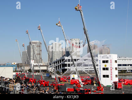 Tokio, Japan. 6. Januar, 2018. Tokyo Metropolitan Feuerwehr Mitglieder durch eine Löschübung im Neuen Jahr Feuer in Tokio am Samstag, 6. Januar 2018. Rund 2.800 Tokyo Metropolitan Feuerwehr Mitglieder und 150 Fahrzeuge nahmen die jährliche Veranstaltung. Credit: Yoshio Tsunoda/LBA/Alamy leben Nachrichten Stockfoto