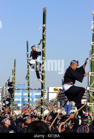 Tokio, Japan. 6. Januar, 2018. Mitglieder der Edo Firemanship Erhaltung Verein durchführen, Leiter Stunts als Teil der Tokyo Metropolitan der Feuerwehr neues Jahr Feuer in Tokio am Samstag, 6. Januar 2018. Rund 2.800 Tokyo Metropolitan Feuerwehr Mitglieder und 150 Fahrzeuge nahmen die jährliche Veranstaltung. Credit: Yoshio Tsunoda/LBA/Alamy leben Nachrichten Stockfoto