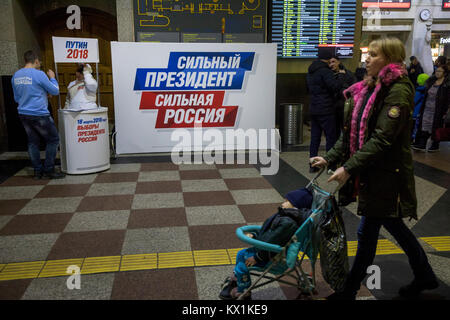 Moskau, Russland. 6. Januar, 2018. Eine initiative Gruppe Unterstützung Wladimir Putins Kandidatur für die Präsidentschaftswahlen 2018 Unterschriften sammelt sich am Kasaner Bahnhof in Moskau, Russland Credit: Nikolay Winokurow/Alamy leben Nachrichten Stockfoto