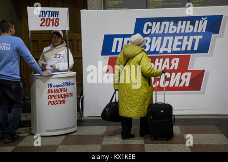 Moskau, Russland. 6. Januar, 2018. Eine initiative Gruppe Unterstützung Wladimir Putins Kandidatur für die Präsidentschaftswahlen 2018 Unterschriften sammelt sich am Kasaner Bahnhof in Moskau, Russland Credit: Nikolay Winokurow/Alamy leben Nachrichten Stockfoto