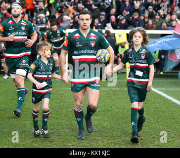 Leicester, Großbritannien. 5 Jan, 2018. Tiger Captain George Ford führt die Maskottchen zu Beginn des Aviva Premiership Runde 13 Spiel zwischen Leicester Tigers und London Irish rfc am Welford Road Stadium. Credit: Phil Hutchinson/Alamy leben Nachrichten Stockfoto