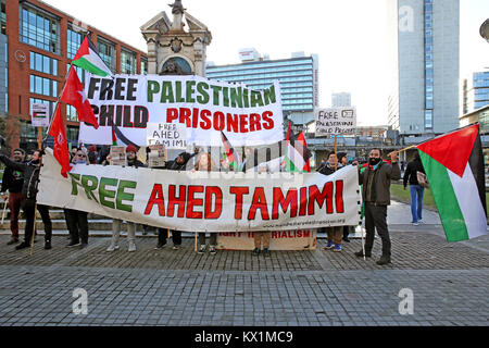 Manchester, Großbritannien. 6. Januar, 2018. Manchester, Großbritannien. 6. Januar, 2018. Die Demonstranten versammeln sich die Piccadilly Gardens für eine Demonstration für die Freiheit der Ahed Tamimi und andere palästinensische Kind Häftlinge in israelischen Gefängnissen festgehalten, Manchester, 6. Januar 2018 (C) Barbara Cook/Alamy Live News Credit: Barbara Koch/Alamy leben Nachrichten Stockfoto