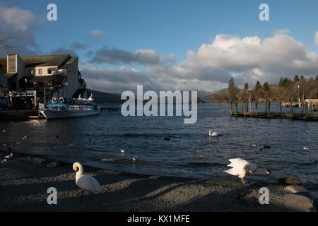 Bowness Bay, See Wickler, ere, Cumbria, Vereinigtes Königreich. 6. Januar, 2018. Auf der Suche nach Norden Lake WIndermere an einem hellen, aber kalt afternon im englischen Lake District Credit: David Billinge/Alamy leben Nachrichten Stockfoto