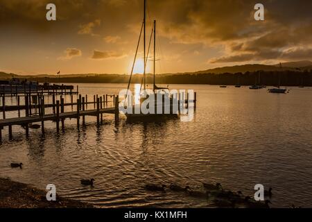 Waterhead Bay, Ambleside, Lake Windermere, Cumbria, 6. Januar 2018, am späten Nachmittag Sonnenuntergang, der Sonnenuntergang über dem See Windermere Credit: David Billinge/Alamy leben Nachrichten Stockfoto