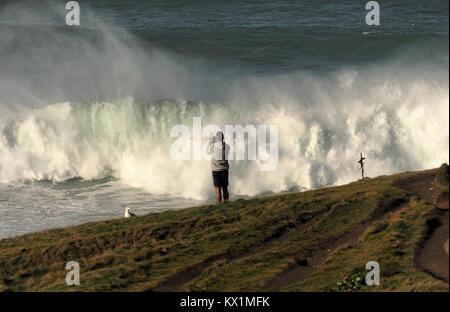 Fistral Beach, Newquay, Großbritannien. 6. Januar, 2018. UK Wetter. Sunlit der legendären Cribbar punkt Welle bricht für ein Zuschauer. Fistral Beach, Newquay, Großbritannien 6., Januar, 2018 Credit: Robert Taylor/Alamy leben Nachrichten Stockfoto