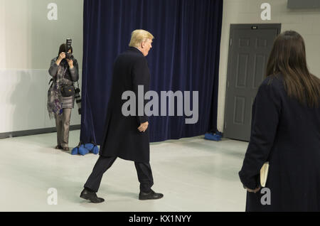 Guymon, Maryland, USA. 6. Januar, 2018. Präsidenten der Vereinigten Staaten Donald J. Trumpf nach einem Gespräch mit den Medien in Camp David, der Präsidentenrückzug in der Nähe von Guymon, Maryland, nach Besprechungen mit Mitarbeitern, Mitgliedern seines Kabinetts und republikanischen Abgeordneten des Kongresses der Republikanischen legislative Agenda für 2018 am 6. Januar 2018 zu diskutieren. Credit: Chris Kleponis/Pool über CNP Credit: Chris Kleponis/CNP/ZUMA Draht/Alamy leben Nachrichten Stockfoto