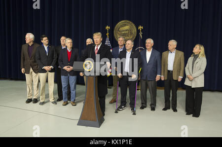 Guymon, Maryland, USA. 6. Januar, 2018. Präsidenten der Vereinigten Staaten Donald J. Trumpf macht Anmerkungen zu den Medien in Camp David, der Präsidentenrückzug in der Nähe von Guymon, Maryland nach Besprechungen mit Mitarbeitern, Mitgliedern seines Kabinetts und republikanischen Abgeordneten des Kongresses der Republikanischen legislative Agenda für 2018 am 6. Januar 2018 zu diskutieren. Im Bild von links nach rechts: US-Senat Majorität Peitsche John Cornyn (Republikaner aus Texas); Sprecherin des US-Repräsentantenhauses Paul Ryan (Republikaner für Wisconsin); Mike Pompeo. Director, Central Intelligence Agency (CIA); US-Senat M links Stockfoto