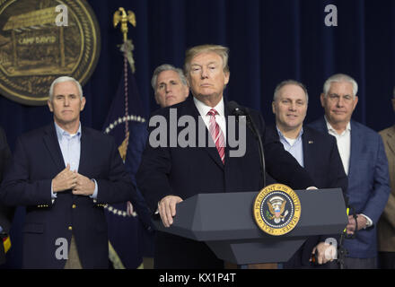 Guymon, Maryland, USA. 6. Januar, 2018. Präsidenten der Vereinigten Staaten Donald J. Trumpf macht Anmerkungen zu den Medien in Camp David, der Präsidentenrückzug in der Nähe von Guymon, Maryland nach Besprechungen mit Mitarbeitern, Mitgliedern seines Kabinetts und republikanischen Abgeordneten des Kongresses der Republikanischen legislative Agenda für 2018 am 6. Januar 2018 zu diskutieren. Im Bild von links nach rechts: US Vice President Mike Pence; US Haus Mehrheit Führer Kevin McCarthy (Republikaner von Kalifornien); Präsident der Trumpf; US Haus Majorität Peitsche Steve Scalise (Republikaner von Louisiana); US-Außenministerin Rex Ti links Stockfoto