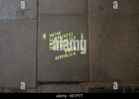 Barcelona, Katalonien, Spanien. 23 Dez, 2017. Graffiti auf den städtischen Grundstücken mit dem Text "Freiheit zu stimmen, ihre Rechte zu verteidigen. Abstimmung Republik.''. Seit dem 2. Dezember 2013, wenn der katalanischen Regierung von Artur Mas den Vorsitz in der Frage führen zu einer künftigen Referendum über die Unabhängigkeit in Katalonien, Straßen, Balkone, und die Mauern der Stadt Barcelona bietet Platz für die Kommunikation zwischen den politischen Blöcken zur Verfügung. Bestrebungen von Freiheit, Unabhängigkeit, Identität, als Parolen in der ganzen Stadt von Barcelona Credit: SOPA/ZUMA Draht/Alamy Leben Nachrichten verbreiten Stockfoto