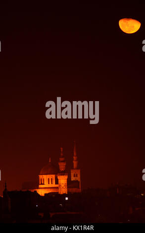 Damaskus, Syrien. 6. Januar, 2018. Der Mond ist in den Himmel über der Altstadt von Damaskus gesehen, der Hauptstadt von Syrien, am Jan. 6, 2018. Credit: Ammar Safarjalani/Xinhua/Alamy leben Nachrichten Stockfoto