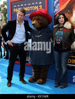 Los Angeles, CA, USA. 6. Januar, 2018. 6. Januar 2018 - Los Angeles, Kalifornien - Hugh Grant, Paddington und Sue Kroll, Präsident, weltweite Vermarktung und Vertrieb Warner Bros. Bilder. "Paddington 2''L.A. Premiere in der Regency Dorf Theater. Photo Credit: AdMedia Credit: AdMedia/ZUMA Draht/Alamy leben Nachrichten Stockfoto