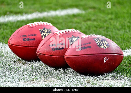 Los Angeles, CA, USA. 6. Januar, 2018. NFL Fußbälle vor dem NFL Wild Card Endspiel Fußball-Spiel gegen die Atlanta Falcons im Los Angeles Memorial Coliseum Los Angeles, Kalifornien. Obligatorische Photo Credit: Louis Lopez/CSM/Alamy leben Nachrichten Stockfoto