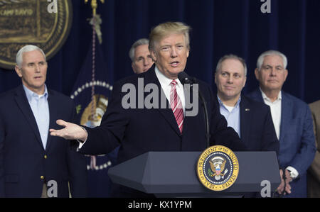 Guymon, Maryland, USA. 6. Januar, 2018. Präsident DONALD TRUMP macht Anmerkungen zu den Medien in Camp David nach Besprechungen mit Mitarbeitern, Mitgliedern seines Kabinetts und republikanischen Abgeordneten des Kongresses der Republikanischen legislative Agenda für 2018 zu besprechen. Quelle: Chris Kleponis/CNP/ZUMA Draht/Alamy leben Nachrichten Stockfoto