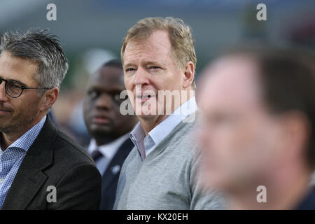 Herr Kommissar Roger Goodall am NFL NFC Wildcard Spiel zwischen den Atlanta Falcons vs Los Angeles Rams im Los Angeles Memorial Coliseum Los Angeles, Ca am 06 Januar, 2018. Jevone Moore/CSM Stockfoto