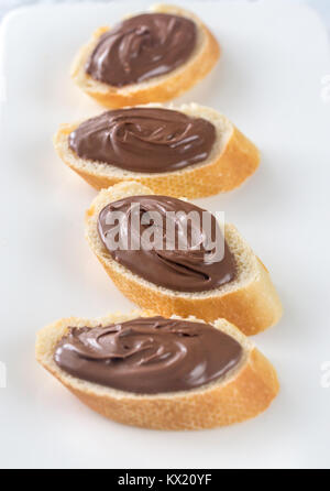 Scheiben Baguette mit Schokoladencreme Stockfoto