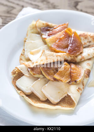 Crepes mit Brie und karamelisierte Scheiben von Apple Stockfoto