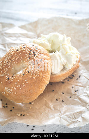 Bagel mit Frischkäse Stockfoto
