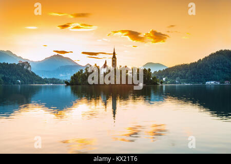 Sonnenaufgang Blick auf den Bleder See, Insel, Kirche und Schloss mit Gebirge (Stol, Vrtaca, Begunjscica) im Background-Bled, Slowenien, Europa Stockfoto