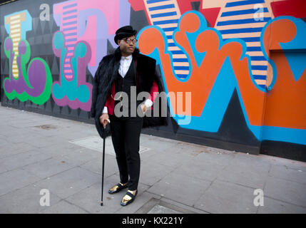 Fashion Blogger Omiri Thomas im Herbst/Winter 2018 London Fashion Week Show im BFC zeigen, Space, London. PRESS ASSOCIATION Foto. Bild Datum: Samstag, 6 Januar, 2018. Siehe PA Geschichte Consumer Mode. Photo Credit: Isabel Infantes/PA-Kabel Stockfoto