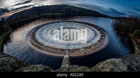Ein Fischaugenobjektiv Aussicht auf einen der Stopfen Löcher, auch bekannt als die Glocke Mund, an Ladybower Reservoir, Derbyshire Stockfoto