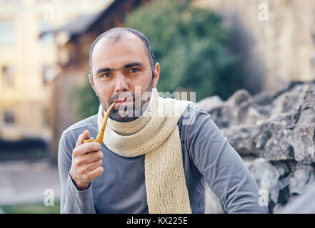 Der Mann mit der Pfeife zu rauchen. Stockfoto