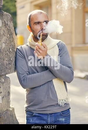 Der Mann mit der Pfeife zu rauchen. Stockfoto