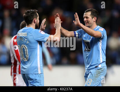 Von Coventry City Marc McNulty (links) und Michael Doyle feiern Sieg nach der FA Cup, dritte Runde in der Ricoh Arena in Coventry. Stockfoto